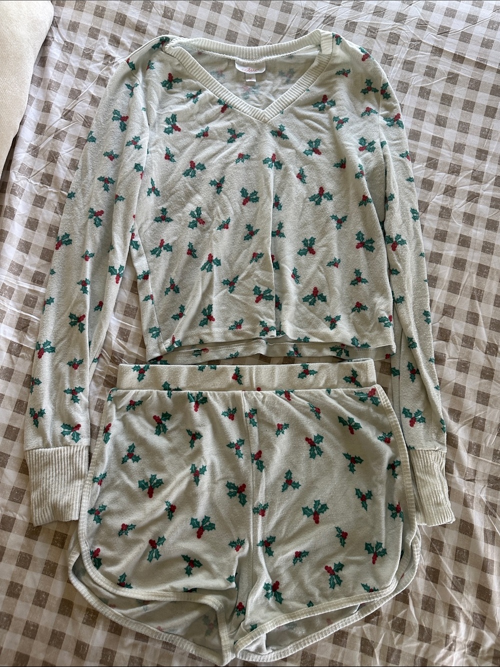 Colsie Cream V-Neck Long Sleeve Top & Holly Print Shorts Pajama Set